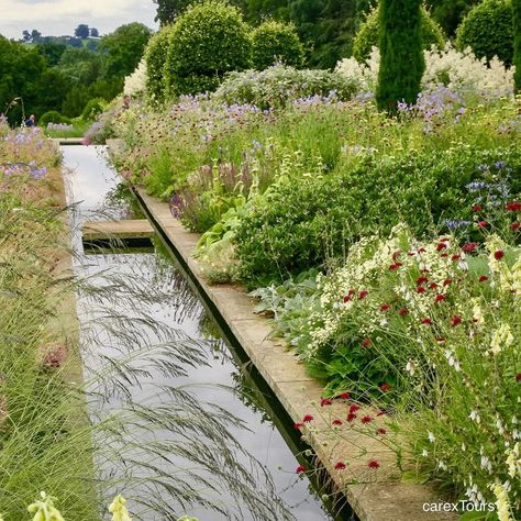 Broughton Grange. (design : Tom Stuart Smith). Big Leaf Plants, Tom Stuart Smith, Garden Pond Design, Garden Arbor, Walled Garden, Pond Design, Garden Tours, Garden Features, Perfect Garden