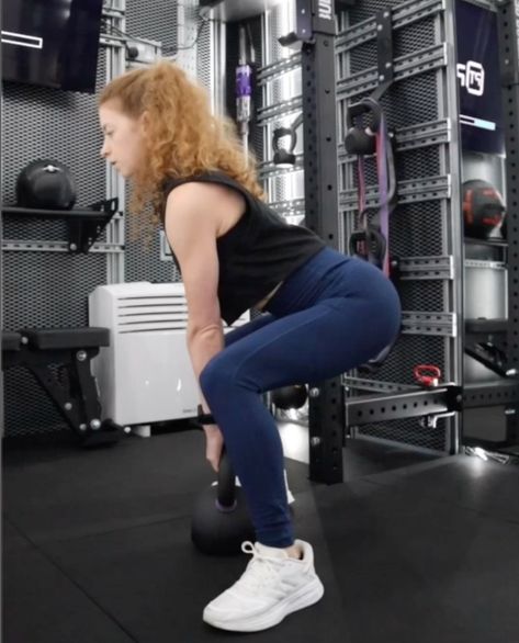 3 deadlift variations for beginners - No barbell required Deadlifts For Women Beginners, Beginner Deadlift Workout, Deadlift Women Beginner, Women Deadlift, Deadlift Program, How To Properly Do A Deadlift, Deadlift Variations, Barbell Deadlift, Strength Training Workouts