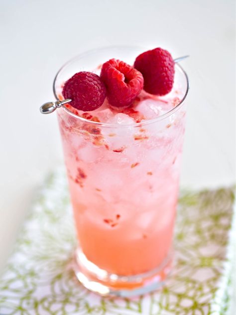 Raspberry Collins, Tom Collins Recipe, Tom Collins Cocktail, Gin Ingredients, Collins Cocktail, Birthday Cocktails, Tom Collins, Fruity Cocktails, Drink Ideas