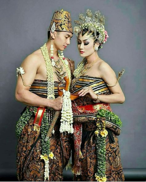 Indonesian Clothes, Paes Ageng, Indonesian Clothing, Model Dress Kebaya, Indonesia Traditional, Javanese Wedding, Indonesian Culture, Adat Jawa, Indonesian Wedding