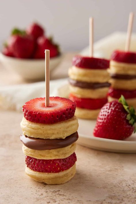 Cool Pancake Recipes, Christmas Food Healthy, Healthy Birthday Treats For School, Brunch Recipes Make Ahead, Desserts On A Stick, Easy Picnic Food Ideas, Brunch Snacks, Make Ahead Brunch Recipes, Brunch Picnic