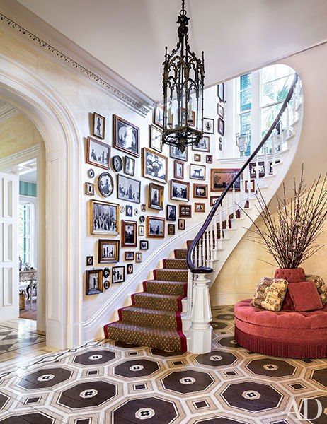 Mario Buatta decorated the Isaac Jenkins Mikell house in Charleston, South Carolina for Patricia Altschul Patricia Altschul, Mario Buatta, South Carolina Homes, Apartment Decoration, Charleston Homes, Painted Floor, Unique Layout, Design Exterior, Southern Home