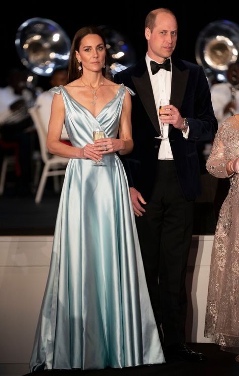 Blue Princess Gown, Vestidos Kate Middleton, Ice Blue Dress, Modern Cinderella, Herzogin Von Cambridge, William E Kate, Kate Middleton Dress, Blue Silk Dress, Fairytale Fashion