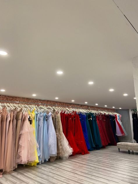 Dresses Store Design, Formal Dress Shop Interior, Small Dress Shop Interior Design, Kurti Shop Interior Design, Dress Showroom Interior Design, Gown Shop Interior Design, Dress Rental Business, Project Runaway, Clothing Boutique Interior