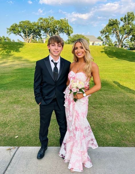 Prom Dress Inspo, School Dance Dresses, Mermaid Pink, Preppy Prom, Prom Poses, Floral Prom Dresses, Dream Prom, Senior Prom Dresses, Stunning Prom Dresses