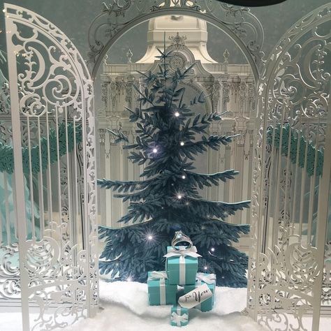 Dina on Instagram: “#tiffanyswindows” Tiffany Christmas, Windows Design, Holiday Window Display, Pinterest Christmas, Visual Merchandising Displays, Store Window Displays, Christmas Window Display, Christmas Store, Shop Window Displays