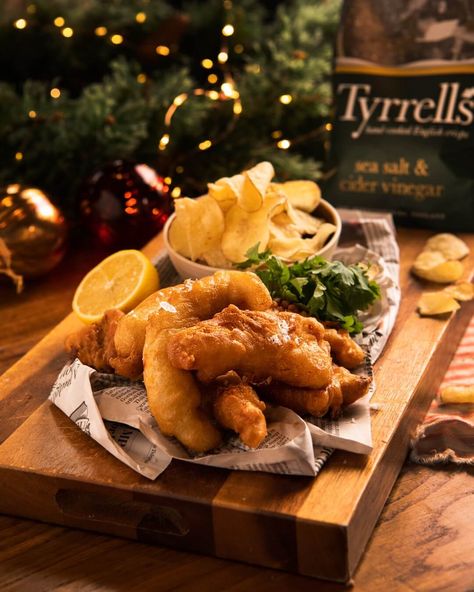 Tangy and tasty gin and tonic fish goujons, with a side of Tyrrells sea salt & cider vinegar crisps – newspaper optional! - Tyrrells Fish And Chips Plating, Bistro Food Ideas, Gastro Pub Food, Frying Batter, Fine Dining Starters, Fish Goujons, Fish And Chips Restaurant, Fish Fillet Recipe, Dover Sole