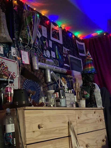 Messy Maximalist Bedroom, Messy Grunge Bedroom, Maximalist Bedroom Alt, Emo Classroom, Messy Bedroom Ideas, Maximalist Teen Bedroom, Alt Bedroom Aesthetic, Bedroom Alt, Blacklight Bedroom