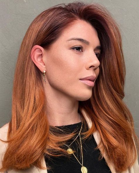 Copper Hair with Reddish Roots Rich Dark Copper Hair, Chestnut Red Hair Color Reddish Brown, Copper Hair Grown Out Roots, Copper Medium Length Hair, Copper Hair Shadow Root, Ginger Hair With Dark Roots, Black Shadow Root, Purple Shadow Root, Copper Hair With Shadow Root