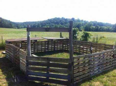 Backyard Fence Ideas For Dogs, Fence For Goats, Fence Ideas For Dogs, Wood Pallet Fence, Backyard Fence Ideas, Goat Shelter, Pallet Barn, Pallet Bar Diy, Ideas For Dogs