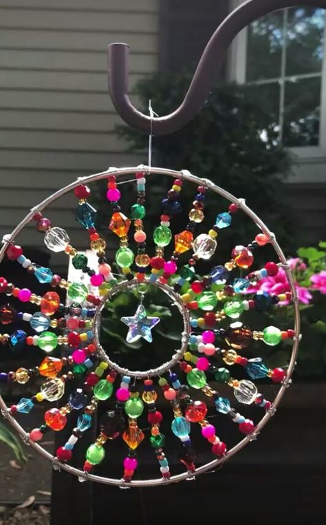 Sun Catcher Diy, Beaded Sun Catcher, Carillons Diy, Suncatcher Diy, Diy Suncatchers, Wind Chimes Craft, Hanger Crafts, Diy Wind Chimes, Beaded Crafts