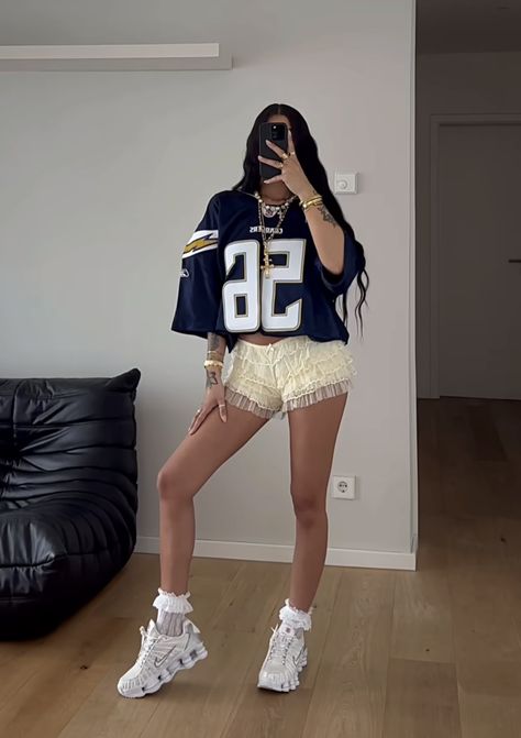 Jersey Outfit Women Street Style, How To Style Jersey Shirt Women, Bulls Outfit Woman Chicago, Street Wear Festival Outfit, Sporty Glam Outfits, Puffy Shorts Outfit, Sporty Festival Outfit, Casual Football Game Outfit, Australia Aesthetic Outfit