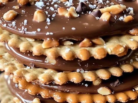 Caramel Peanut Ritz Cracker Treats: A Sweet and Salty Delight for All Occasions - NewsBreak Cracker Treats, Homemade Caramel Popcorn, Cracker Dessert, Ritz Cracker Recipes, Chocolate Chip Cheesecake Bars, Popcorn Recipes Caramel, Ritz Cracker, Mint Oreo, Snacks Easy