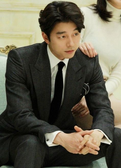 Gong Yoo Goblin, Gong Yoo Smile, Chic Outfits Edgy, Goblin Gong Yoo, Mens Hairstyles Thick Hair, Actor Picture, Mia 3, Lee Dong Wook, Gong Yoo