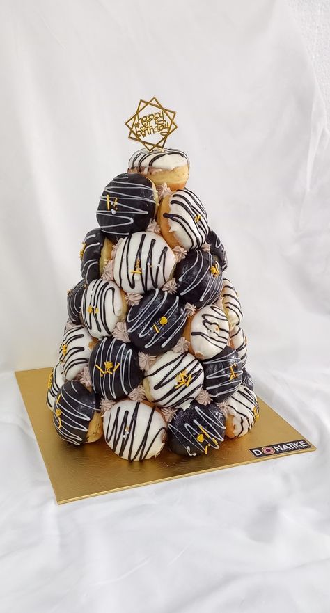 Donat Tower, Doughnut Tower, Donut Birthday Cake, Hipster Food, Donut Ideas, Donut Tower, Donut Cake, Mini Pancakes, Mini Cakes Birthday