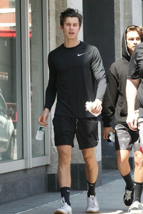 Shawn Mendes Paparazzi Paparazzo Celebrity Famous Training Fashion Hairstyle Boys Gym Outfits, Workout Outfit Men, Gym Outfit Men Style, Training Outfit Men, Train Outfit, Sporty Outfits Men, Gymwear Outfits, Athleisure Men, Gym Outfit Men