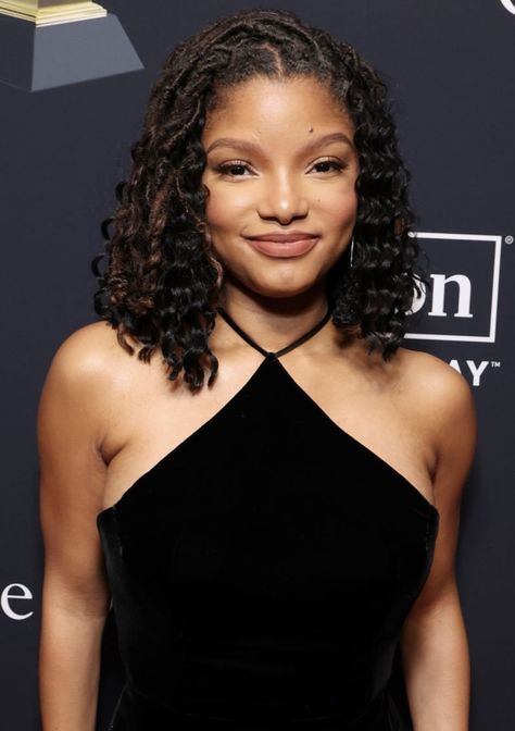 Halle Bailey Natural Hair, Chloe Bailey Locs, Chloe Bailey Hairstyles, Halle Bailey Hair, Short Dreadlocks, Chloe Halle, Dreadlocks Styles, Short Dreadlocks Styles, Divine Rivals