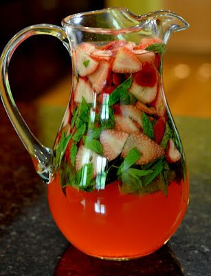 Strawberry Mojito Recipe Pitcher, Strawberry Mojito Pitcher, Strawberry Alcohol Drinks, Mojito Recipe Pitcher, Mojito Pitcher, Strawberry Mojito Recipe, Strawberry Mojito, Mint Mojito, Strawberry Mint