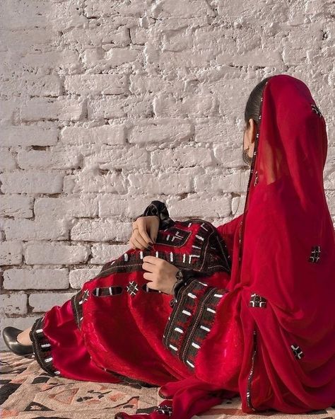 Balochi Girl, Afghani Frock, Baloch Culture, Culture Of Pakistan, Balochi Culture, Desi Photography, Dil Dil Pakistan, Balochi Dresses, Hidden Face Dp