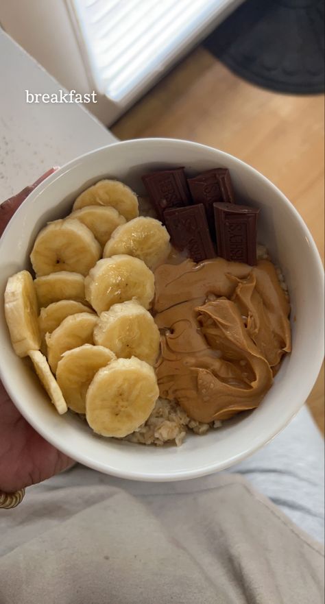 Oatmeal Bowl Recipes, Oats With Banana, Vegan Porridge, Oatmeal Bowl, Banana Peanut Butter, Breakfast Oatmeal, Healthy Food Habits, Oatmeal Bowls, Healthy Food Inspiration