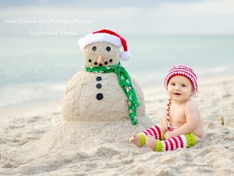 25 Christmas photo card ideas... for people who love the beach! http://beachblissliving.com/beach-christmas-card-photo-ideas/ Beach Christmas Card Photo, Christmas Beach Photos, Beach Christmas Pictures, Baby Holiday Card, Sand Snowman, Christmas Card Photo Ideas, Beach Christmas Card, Baby Christmas Card, Pictures Outfits