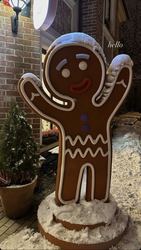 Outside Christmas Theme Ideas, Lifesize Gingerbread Man, Grocery Store Christmas Decorations, Diy Wooden Gingerbread Men, Giant Gingerbread Man Decoration, Christmas Deco Outdoor, Outdoor Christmas Diy Decor, Jumbo Christmas Decorations, Styrofoam Crafts Christmas