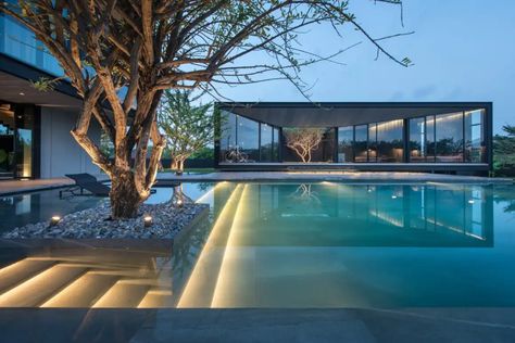 Moderne Pools, Architecture Unique, Courtyard Design, Pool Lights, Modern Pools, Pool Light, Unique Houses, Unique Architecture, Swimming Pool Designs