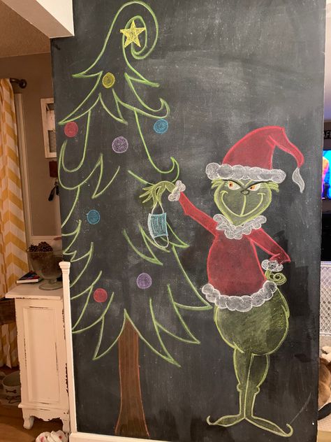 Christmas Chalk Drawing Ideas, Chalk Wall Christmas Ideas, Xmas Bulletin Board Ideas, Christmas Chalkboard Art Grinch, Grinch Window Painting, Christmas Blackboard Ideas, Christmas Paintings For Beginners, Weirdcore Painting, Chalkboard Art Christmas