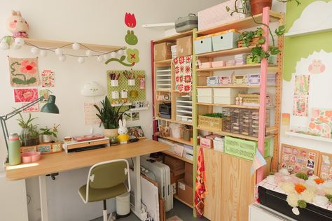 Office Layout Ideas, Dorm Stuff, Cozy Desk, Art Studio Room, Sewing Room Decor, Office Room Decor, Workspace Inspiration, Cute Bedroom Decor, Studio Room