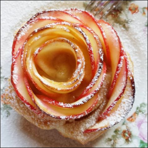 Apple Rosettes, Apple Roses Puff Pastry, Rose Cake Recipe, Apple Pastry, Apple Rose, Apple Puff Pastry, Thanksgiving Desserts Easy, Frozen Puff Pastry, Apple Roses