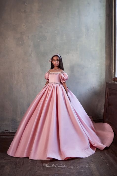 Pentelei 3114 https://www.marelliexclusive.boutique/products/pentelei-3114 Boho Veils, Flower Girl Gown, Satin Formal Dress, 파티 드레스, Princess Skirt, Dresses For Kids, Ring Bearers, Kids Fashion Dress, Ball Gown Skirt