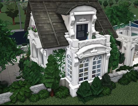 Realism Bloxburg House, Unique Bloxburg Houses Exterior, Fancy Castle Exterior, Bloxburg Conservatory, Fairy Grunge Bloxburg House, Roblox Bloxburg Victorian House, Statues Bloxburg, Bloxburg Hobbit House, Small Victorian Homes Bloxburg