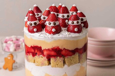 Vegan Trifle, Christmas Trifle Recipes, Vegan Christmas Desserts, Strawberry Shortcake Dessert, Christmas Strawberry, Vegan Christmas Dinner, Trifle Recipes, Christmas Trifle, Vegan Christmas Cookies