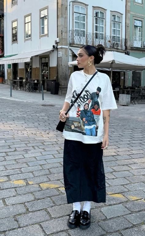 Summer Outfits Women Streetwear, T Shirt Maxi Skirt, Vietnam Street Style, T Shirt Maxi Skirt Outfit, Streetwear Dress Outfit, Uniqlo Japan, Japan Outfits, Rok Outfit, Japan Outfit