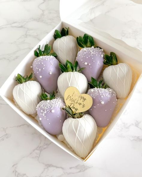 @ediblebykatia on Instagram: "First option for my Mother’s Day sale 💜 This set is available for pickup May 10th-12th and comes as shown.   Includes 4 lilac strawberries and your choice of 5 milk or white chocolate strawberries. Both 9 counts and dozens are an option. DM to order (no other customizations)   🏷️ #ediblebykatia #losangeles #montereypark #dessert #lilacstrawberries #chocolatecoveredstrawberries #mothersday #mothersdaystrawberries #mothersdaygift" Lilac Chocolate Covered Strawberries, Purple Chocolate Strawberries, Custom Chocolate Covered Strawberries, Chocolate Covered Treat Boxes, Fall Chocolate Covered Strawberries, Mothers Day Chocolate Covered Strawberry, Lilac Strawberries, Mother’s Day Strawberries, Mothers Day Strawberries