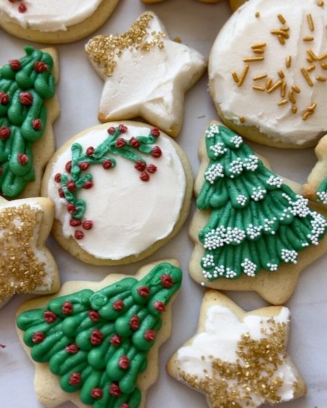 Christmas Sugar Cookies with Buttercream Frosting - That Bread Lady Christmas Cookies Buttercream, Christmas Sugar Cookie Ideas, Sugar Cookie Ideas, Sugar Cookie Buttercream Frosting, Sugar Cookies With Buttercream Frosting, Cookies With Buttercream Frosting, Christmas Sugar Cookies Easy, Christmas Cookie Frosting, Buttercream Designs