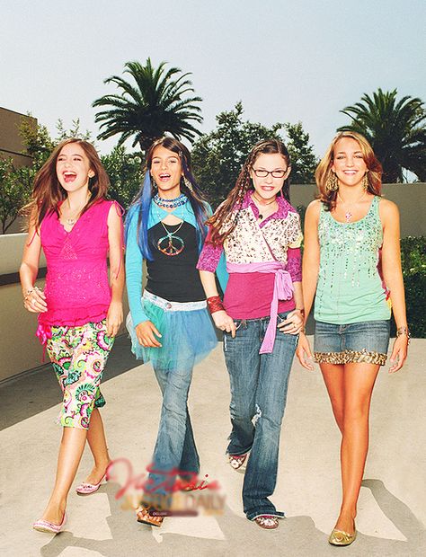 Girls from zoey 101 Zoey 101 Aesthetic, Early 2010 Fashion, 2010s Fashion Outfits, Zoey 101 Outfits, Nike Tennis Skirt Outfit, Zoey 101, 2000s Outfit, 2000s Fashion Trends, 2010s Fashion