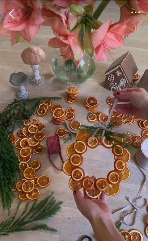 Orange Christmas Wreath, Joululahjat Diy, Natural Christmas Decor, Orange Christmas, Natural Christmas, Orange Slices, Christmas Aesthetic, Christmas Deco, Xmas Crafts