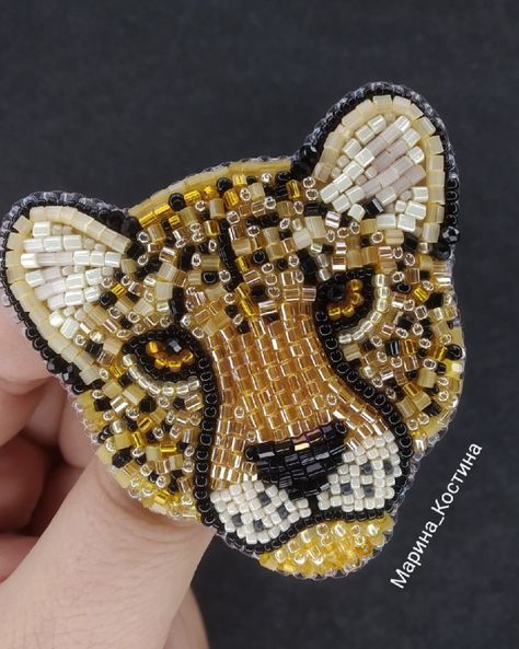 Bead Crafts Diy, Diy Bead Embroidery, Tambour Embroidery, Beadwork Embroidery, Handmade Embroidery Designs, Hand Work Embroidery, Animal Brooch, Handwork Embroidery Design, Bead Embroidery Jewelry