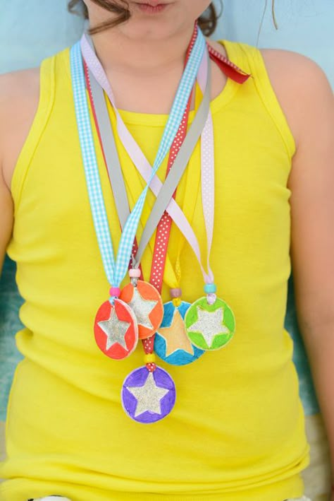 Make your own medals from sculpey - Awesome feel good awards for friends and family Meri Cherry, Wheel Craft, National Geographic Kids, Sports Day, Field Day, Fathers Day Crafts, Camping Crafts, Childrens Church, Kids Playground