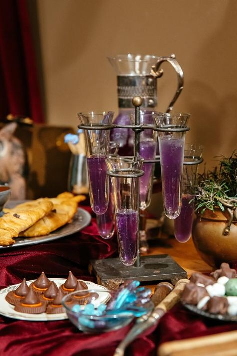 Wizard Food Ideas, Harry Potter Party Halloween, Hogwarts House Party Aesthetic, Hogwarts House Party, Potion Bar Ideas, Elegant Harry Potter Party, Harry Potter Cocktail Party, Hogwarts Christmas Party, Elegant Harry Potter Decor