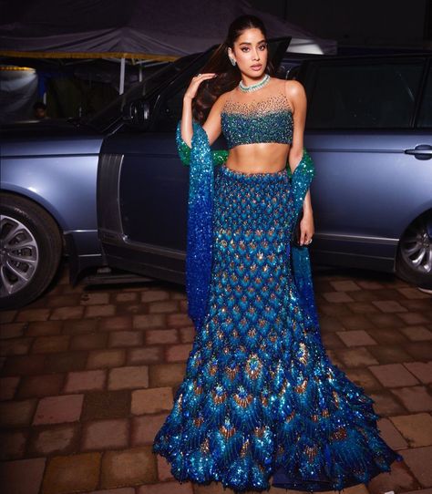 Janvi Kapoor Peacock Lehenga, Jhanvi Kapoor Indian Wear, Jhanvi Kapoor Peacock Lehenga, Teal Lengha, Jhanvi Kapoor Outfits, Peacock Dress Design, Summer Lehenga, Shadi Outfits, Sari Ideas