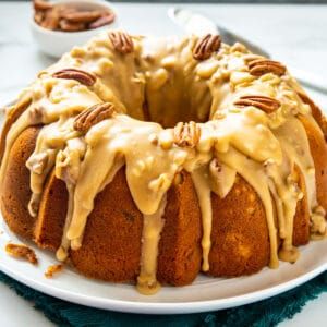 Tasty Southern Comfort Food & Drink Recipes - Spicy Southern Kitchen Praline Bundt Cake Recipe, Praline Bundt Cake, Apple Pecan Cake, Southern Praline, Praline Cake, Southern Cake, The Slow Roasted Italian, Southern Kitchen, Pecan Pralines