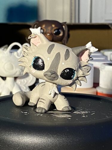 Custom Lps Cat, Lps Crafts Diy, Cute Lps Customs, Lps Shorthair Cat Custom, Lps Costom Ideas, Littlest Pet Shop Customs, Lps Customs Ideas Easy, Custom Lps Ideas, Lps Customs Ideas Cat