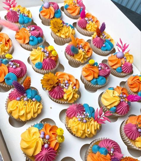 Hawaii Cupcakes, Moana Cupcake, Mehndi Cake, Easy Cupcakes Decoration, Tropical Cupcakes, Girly Birthday Cakes, Cupcake Piping, Cupcake Decorating Tips, Buttercream Cake Decorating