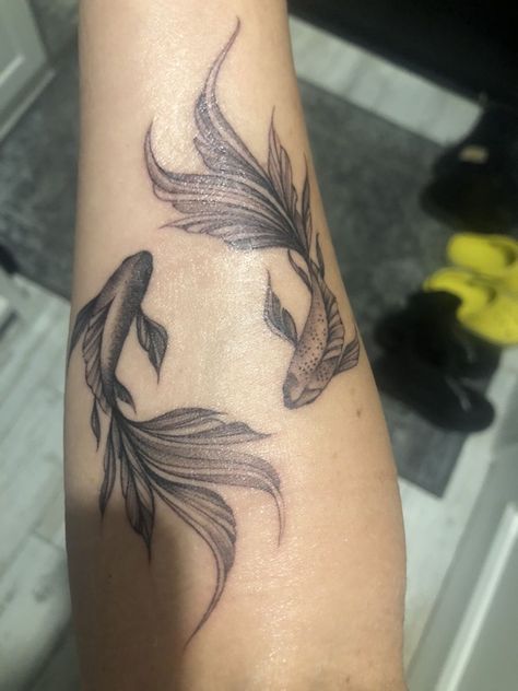 2 Coy Fish Tattoo, Fishbowl Tattoo, Cute Tattoos Quotes, Small Fish Tattoos, Pisces Tattoo Designs, Hand Tattoo Designs, Lower Arm Tattoos, Koi Tattoo Design, Dragonfly Tattoo Design