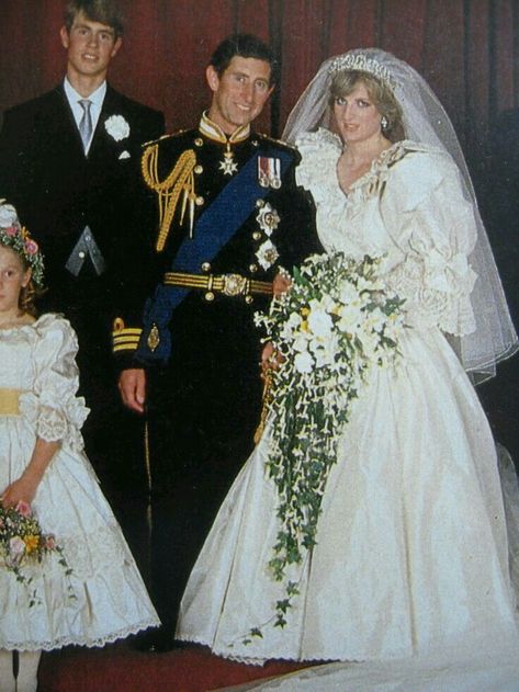 Princess Diana Wedding Dress, Charles And Diana Wedding, Diana Wedding Dress, Princess Diana Dresses, William E Kate, Princess Diana Wedding, Prince Charles And Diana, Princesa Real, Diana Wedding