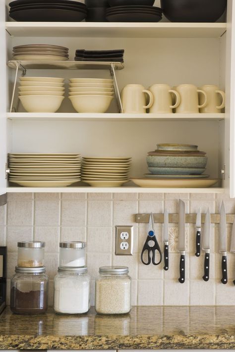 GET INSPIRED! 10 CABINET SOLUTIONS TO MAXIMIZE SPACE | Instead of going out, go up with your cabinets! Kitchen Utensil Organization Ideas, Kitchen Without Pantry, Kitchen Without Cabinets, Ad Kitchen, Kitchen Design Showrooms, Kitchen Utensil Organization, Cabinet Organizer, Cabinets And Countertops, Utensil Organization