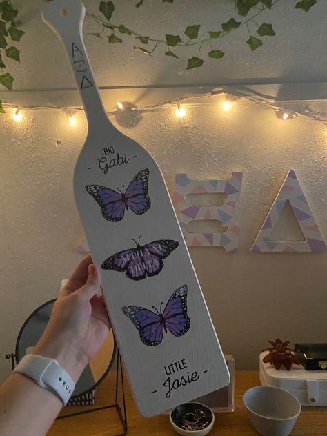 Paddle Inspiration Sorority, Butterfly Sorority Paddle, Purple Paddle Sorority, Purple Sorority Paddles, Butterfly Big Little Reveal, Butterfly Paddle Sorority, Delta Zeta Paddle Ideas, Big Lil Paddles, Big Little Paddles Sorority Ideas