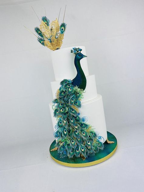 Paon Wedding cake - cake by Cindy Sauvage - CakesDecor Peacock Wedding Cake, Peacock Cake, Learn Cake Decorating, Fantasy Cake, Hand Painted Cakes, Couture Cakes, Bird Cakes, Themed Wedding Cakes, Painted Cakes